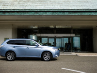 【三菱 アウトランダーPHEV 試乗】他のハイブリッドと一線画すハンドリングと乗り心地…金子浩久 画像