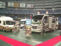 【大阪キャンピングカーショー14】ロータスRV販売、米国製フルコン AXIS を展示 画像