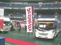 【大阪キャンピングカーショー14】東和モータス販売、ドイツ製 グローブバス11を出展…キャプテンシートのディーゼル車 画像