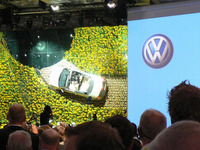 【フランクフルトモーターショー05】VW イオス、ヒマワリ畑に現る 画像