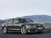 【アウディ A8 改良新型 発売】スポーティ極めたS8、コンフォート突き詰めたW12で個性強調 画像