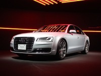 【アウディ A8 改良新型 発売】「世界最高のヘッドライト技術」謳うマトリクスLEDヘッドライトとは 画像