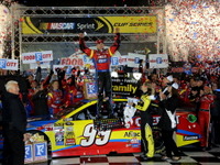 【NASCARスプリントカップ 第4戦】エドワーズ、混乱に満ちた雨のブリストルを制す 画像