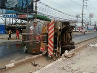バンコク郊外でタンクローリー横転 画像
