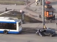 ロシアの二人組、故障車移動に こんな悪知恵…愚かな結末［動画］ 画像
