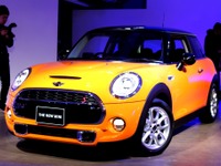 【MINI 新型発表】伝統のインパネデザインはそのままに速度計はステアリングコラムに移動 画像