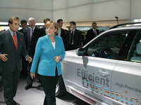 【フランクフルトモーターショー05】ドイツCDU党首、BMWスタンド訪問 画像