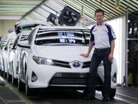 トヨタの WEC ドライバー、アンソニー・デビッドソン 選手…オーリス ハイブリッド 納車 画像