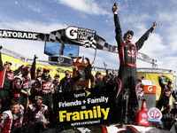 【NASCARスプリントカップ 第6戦】SHRのブッシュ、王者ジョンソンを下して今季初勝利 画像