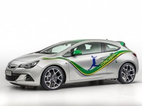 オペル アストラ にブラジルW杯記念車…芝生シートにドリンクディスペンサー 画像