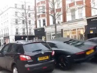 ランボルギーニ アヴェンタドール、英ロンドンで事故…デミオに激突［動画］ 画像