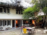 タイ財務省近くで火事 画像