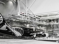 ボーイング、ニュージーランド航空に納入する787-9型機初号機がロールアウト 画像