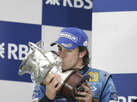 アロンソ、家族に捧げる初タイトル 画像