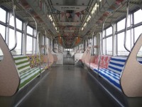 多摩モノレール、イケア立川オープン記念の「IKEA TRAIN」運行中 画像