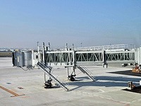 三菱重工、グループ会社が納入した羽田空港国際線旅客ターミナルにバリアフリー旅客搭乗橋が稼働 画像