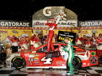 【NASCARスプリントカップ 第8戦】ハーヴィック、ダーリントンのスリリングなレースを制す 画像