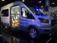 【ニューヨークモーターショー14】フォードの主力商用車、トランジット…プライベートジェット感覚のミニバンに変身 画像