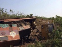 タイ国鉄の機関車、脱線横転し大破 画像