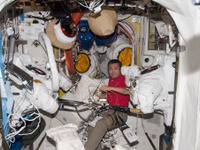 ISSの若田宇宙飛行士ら、船外活動に向けて準備作業を開始 画像