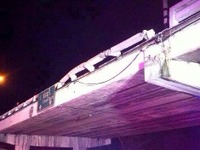 陸橋から道路にトラック転落　４台衝突、１１人けが　タイ東部チョンブリ 画像
