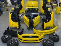 【ニューヨークモーターショー14】フォード マスタング 新型、NY摩天楼の86階に…分解して組み立て 画像