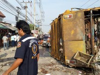 バンコク郊外でごみ収集車がバス、乗用車に衝突　４人死傷　 画像