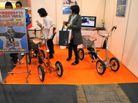 【バリアフリー14】協栄製作所、電動アシスト付四輪自転車を展示…腰掛け感覚で乗れる低いフレーム 画像