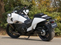 DCT搭載、アメリカンバイク意識した骨太マシン…ホンダ NM4-01 画像