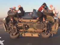 片輪走行でタイヤ交換に挑戦するFJクルーザー 画像