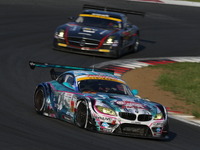 【SUPER GT 第2戦】GT300…最後まで15秒差に5台の激戦を勝ち抜き、初音ミクZ4が連勝 画像