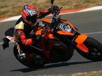 【KTM 1290スーパーデュークR 試乗】従順さも併せ持つモンスターマシン…和歌山利宏 画像