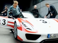 シャラポワ選手、ポルシェ 918 スパイダーに試乗［動画］ 画像