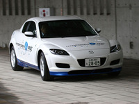 【東京モーターショー05】マツダ RX-8 水素RE、販売ひかえて試乗車も 画像