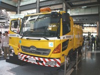 阪神高速50周年、高圧洗浄車を展示…排水管の清掃や事故処理に活躍 画像