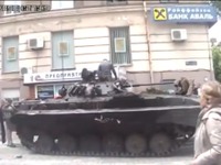 混乱のウクライナ、一般市民が政府軍の戦車で「暴発」［動画］ 画像