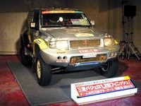 【新聞ウォッチ】リストラ会見で「パジェロ」展示の無神経 画像