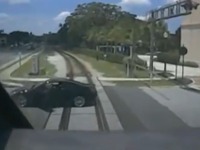 日産 スカイラインクーペ、踏切でエンスト…列車が激突［動画］ 画像