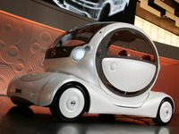 【東京モーターショー05】日産ゴーン社長、ピボ の革新的技術を紹介 画像