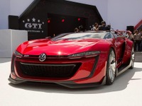 VW GTI ロードスター・ビジョン グランツーリスモが実車化…最高速310km/hを想定 画像