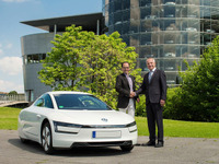 フォルクスワーゲンの超低燃費カー、量産第一号を納車 画像