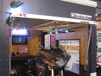 【ガレージングEXPO14】置くだけで使用可能なバイク用ガレージ、ダイナオガレージ 画像