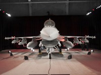 ロッキード・マーティン、イラク空軍向けF-16初号機を納入 画像