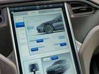 NTTドコモ、テスラ モデルSにM2M通信を提供 画像