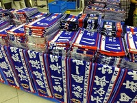 東京駅「動輪の広場」がサムライブルーに……サッカーW杯グッズ即売所出現 画像