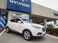 ヒュンダイの燃料電池SUV、米国第一号車を納車 画像