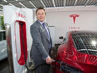 米EVのテスラ、英国初の「スーパーチャージャー」を設置…モデルS を急速充電 画像