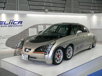 【東京モーターショー05】慶大 エリーカ---学生「電池の値段が高すぎる」 画像