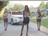 韓国キア、米CMにブラジル出身スーパーモデル起用…「サッカーしか見ちゃダメよ」［動画］ 画像