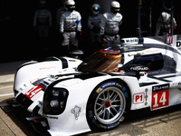 【ルマン24時間 2014】ガレージで修理のポルシェ 919の14号車がコース復帰 画像